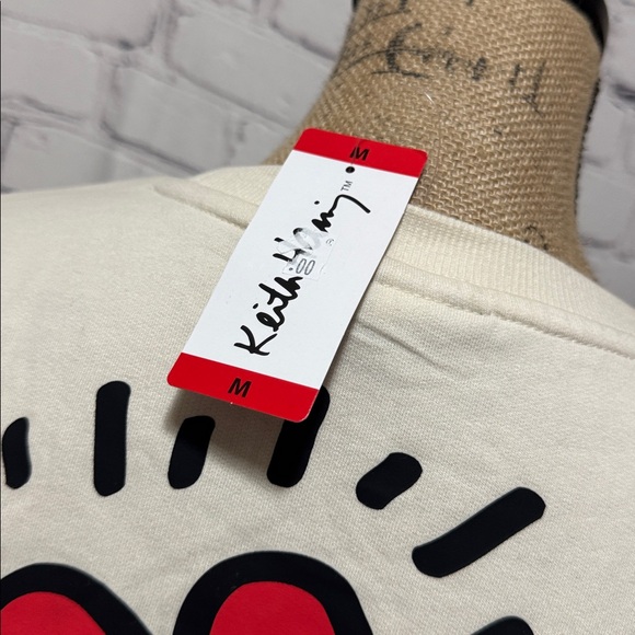 🆕 Keith Haring Cream Sweatshirt with Red Heart Design - Picture 4 of 7
